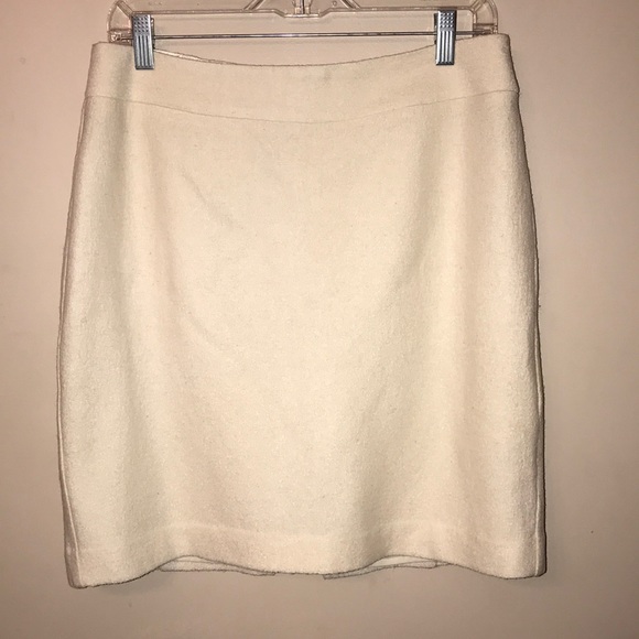 Banana Republic Dresses & Skirts - 🌺 Banana Republic fully lined Ivory skirt.